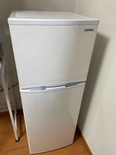 （美品）アビテラックス 136L 2ドア冷蔵庫(直冷式)(右開き)ホワイト Abitelax AR-137