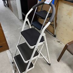 リサイクルショップどりーむ天保山店　No.10985　脚立！　綺麗目♪　折畳みOK!　一家に一台あると便利ですよ♪の画像