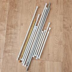 突っ張り棒12本とワイヤー4つの画像