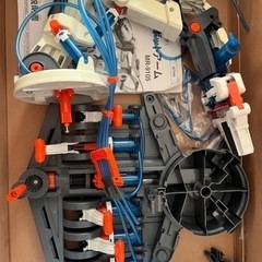 水圧式ロボットアーム　組み立て済み　知育玩具の画像