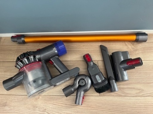 【ジャンク品】dyson v8 fluffy ダイソン掃除機dyson V8 fluffy 専用台付きジャンク品 (guffaw37