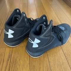 靴　スニーカー　アンダーアーマー　25cm バッシュ