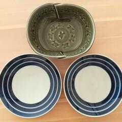 緑のお皿と無印良品のお皿