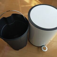 ゴミ箱　ペダル式の画像