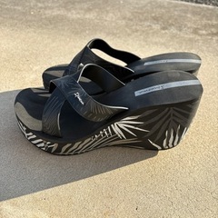 ハワイアンリーフ柄厚底サンダルの画像