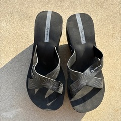 ハワイアンリーフ柄厚底サンダルの画像