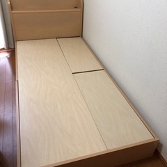シングルベッド　コンセント付き　只今交渉中