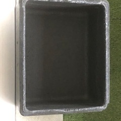 黒色の発泡スチロール箱です。