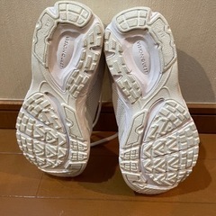 真っ白な靴の画像