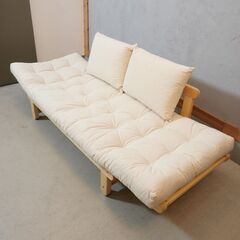 北欧デンマークのメーカーkarup(カーラップ)のパイン無垢材を使用したFuton2(フートン) カウチソファベッドです。 アームは可動式で2人掛けソファや来客時のベッドとしても活躍します♪DL403の画像