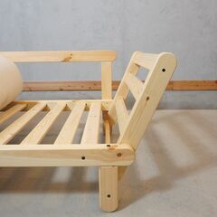 北欧デンマークのメーカーkarup(カーラップ)のパイン無垢材を使用したFuton2(フートン) カウチソファベッドです。 アームは可動式で2人掛けソファや来客時のベッドとしても活躍します♪DL403の画像