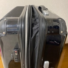 【無料】キャリーケース （大きめ）暗めのネイビー色の画像