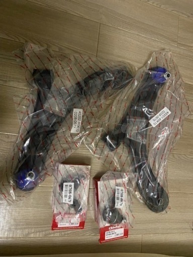 新品　GMB製のロアアーム左右セットとタイロッドエンド2個売ります。