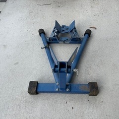 フロントホイールクランプ　バイク用　中古　青の画像