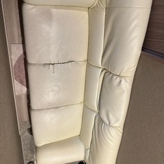 3人がけソファ　無料引取  白レザー調の画像