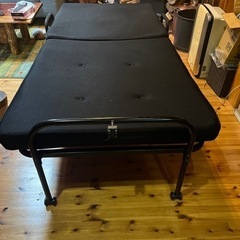 折畳タイプのシングルベッドの画像