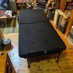 折畳タイプのシングルベッドの画像