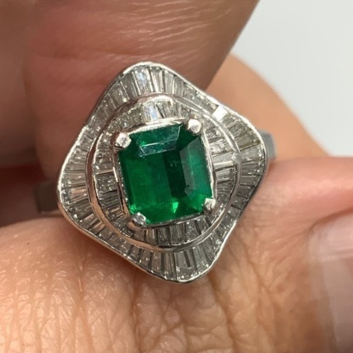 売り切れました。Pt900 プラチナ900 エメラルドリング　ダイヤモンドリング　E0.66 0.73ct