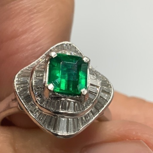 売り切れました。Pt900 プラチナ900 エメラルドリング　ダイヤモンドリング　E0.66 0.73ct