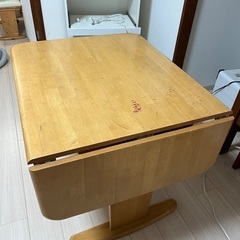 ダイニングテーブル使用感かなりありの画像