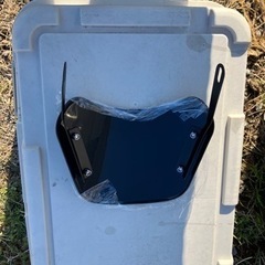 　ヘッドライトの上に付けるミニバイザーの画像