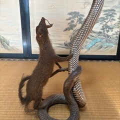 イタチとコブラの置物