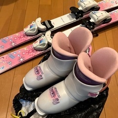 スキー板とスキーブーツの画像