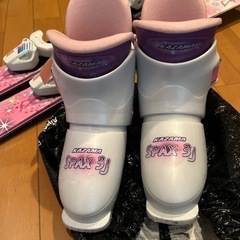スキー板とスキーブーツの画像
