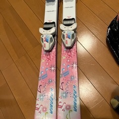 スキー板とスキーブーツの画像