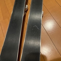 スキー板とスキーブーツの画像