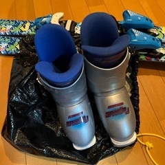 スキー板とスキーブーツの画像