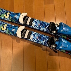 スキー板とスキーブーツの画像