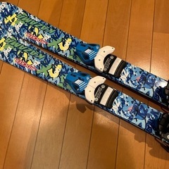 スキー板とスキーブーツの画像
