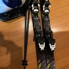 スキー板とスキーブーツの画像