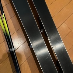 スキー板とスキーブーツの画像