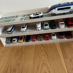 収納棚　トミカ