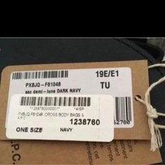 a.p.c ハーフムーンバッグ　エンボス加工の画像