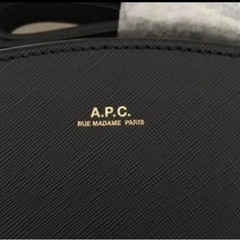 a.p.c ハーフムーンバッグ　エンボス加工の画像