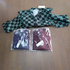 ジャケット2、長袖シャツ2枚、パジャマ上、の画像