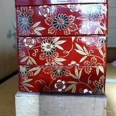 赤色3段の重箱です。
