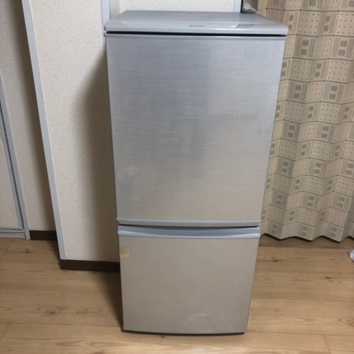 シャープ　冷蔵庫　137L