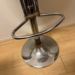 上下に動くチェアの画像