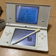 Nintendo DSi 本体 充電器セットの画像