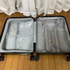 前開き スーツケース USBポート付きの画像