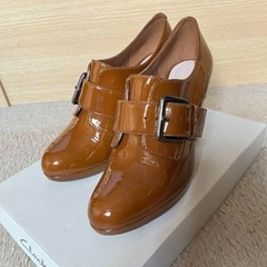 クラークスのエナメル靴