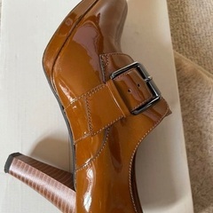 クラークスのエナメル靴の画像