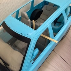 バービー人形や、りかちゃん人形を乗せて遊ぶ車の画像