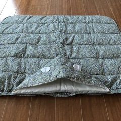 【familiar 抱っこ紐ケープ】リバティ柄、中綿入り