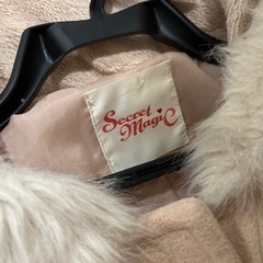 ピンクベージュの冬コートの画像