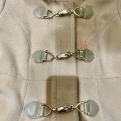 ピンクベージュの冬コートの画像